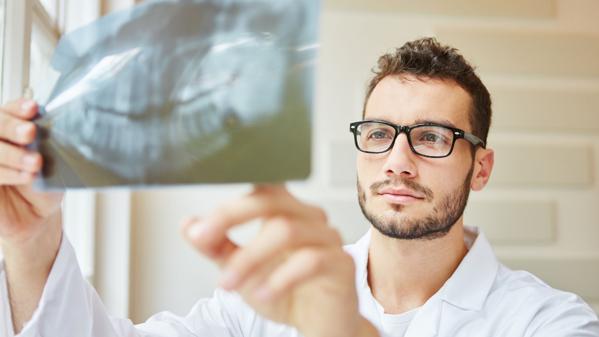 dentista-guarda-panoramica-dentale